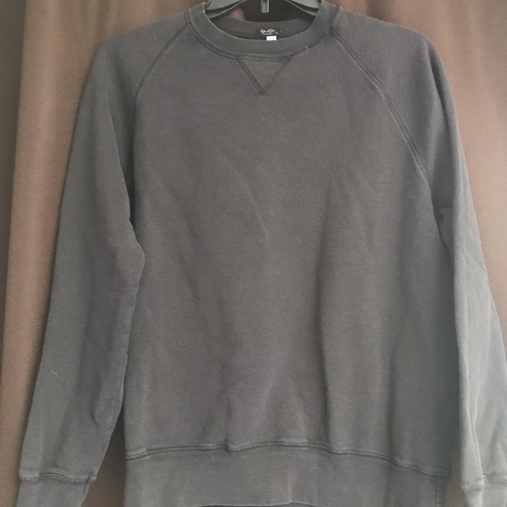 Black crew neck sweatshirt